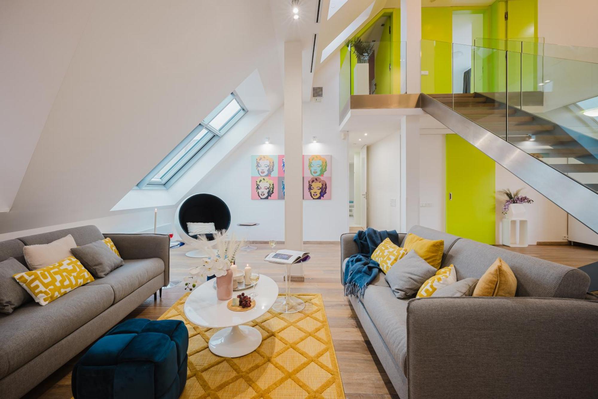 Days - 3bdr Attic Loft-style - Fireplace - Center Apartment