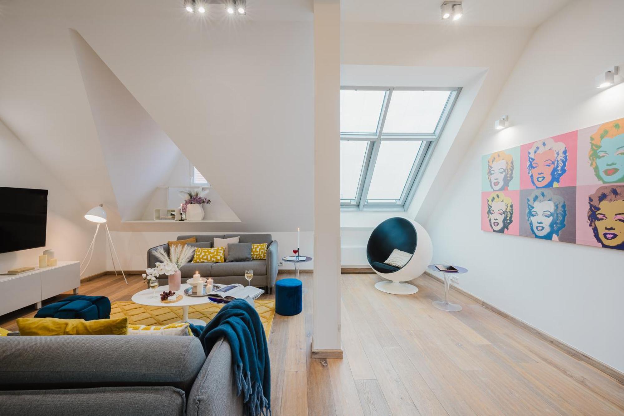 Days - 3bdr Attic Loft-style - Fireplace - Center