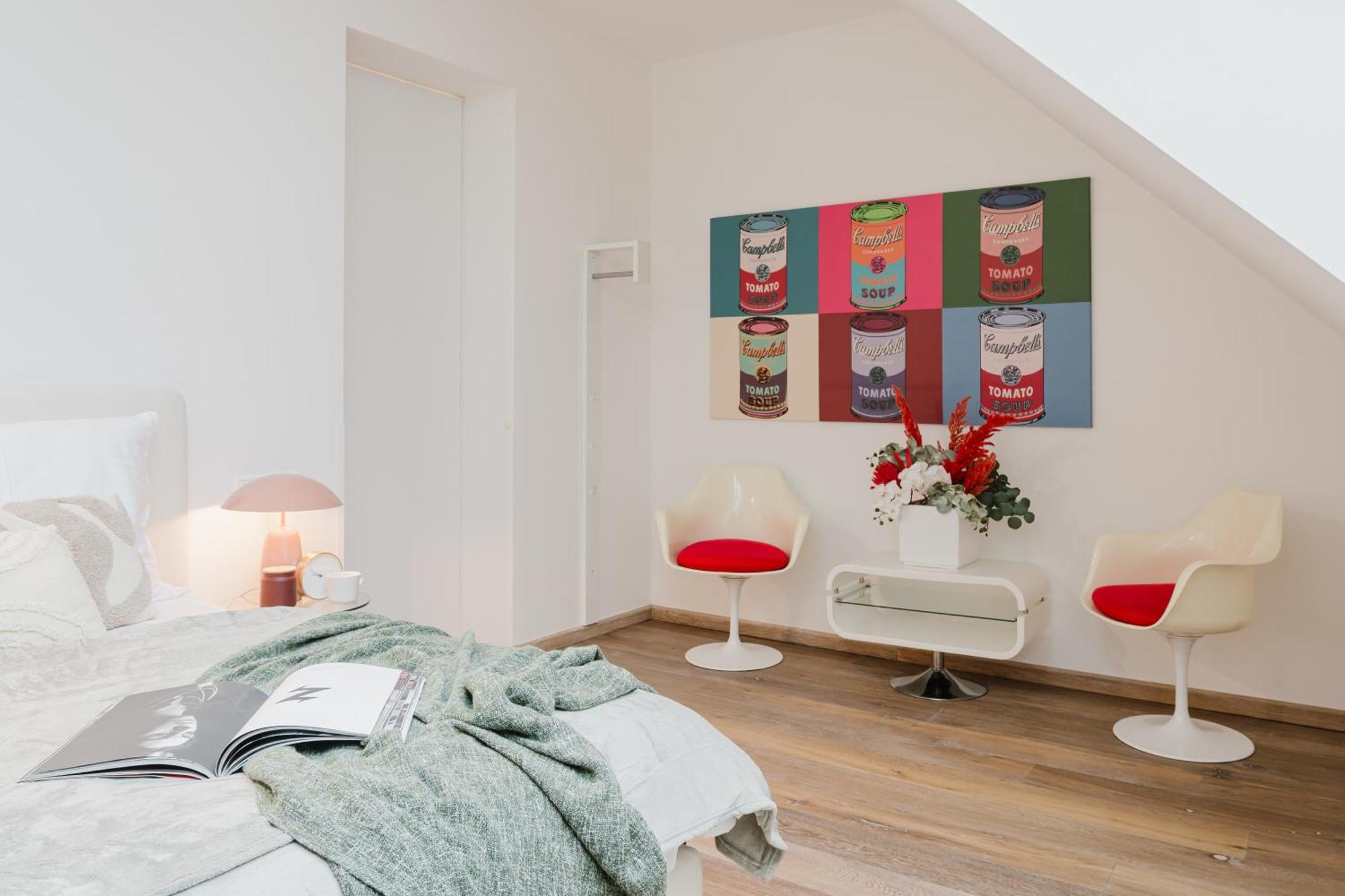 Days - 3bdr Attic Loft-style - Fireplace - Center