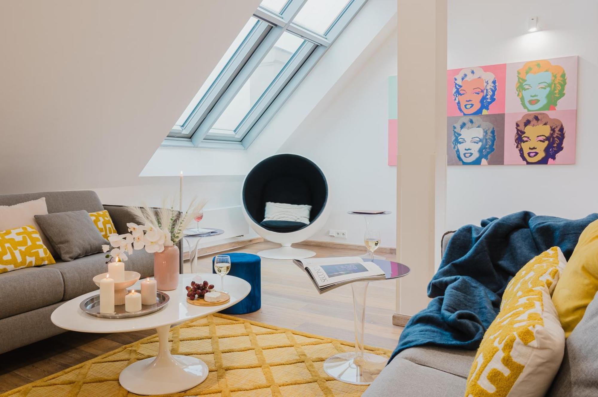 Days - 3bdr Attic Loft-style - Fireplace - Center *