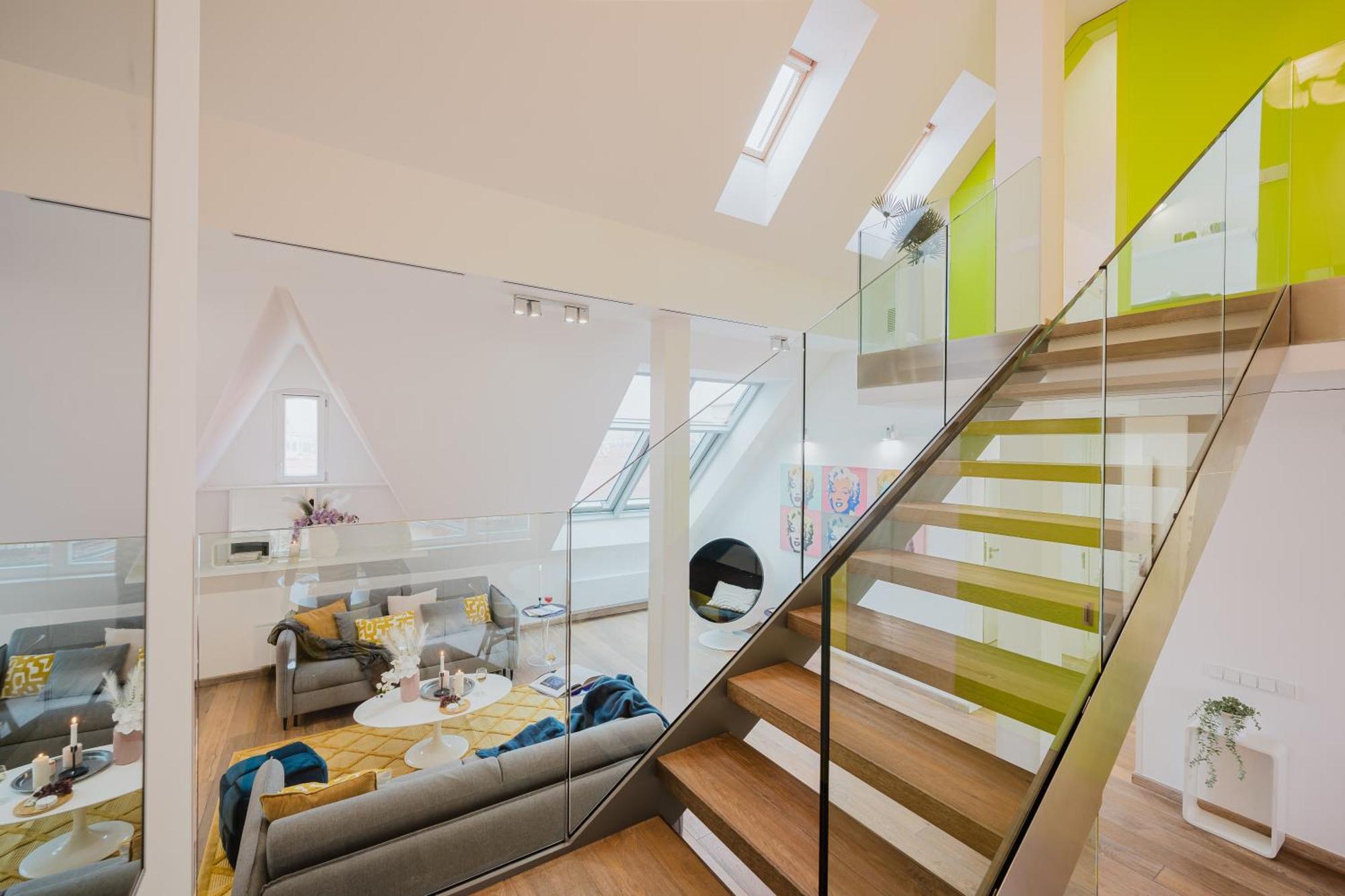 Days - 3bdr Attic Loft-style - Fireplace - Center